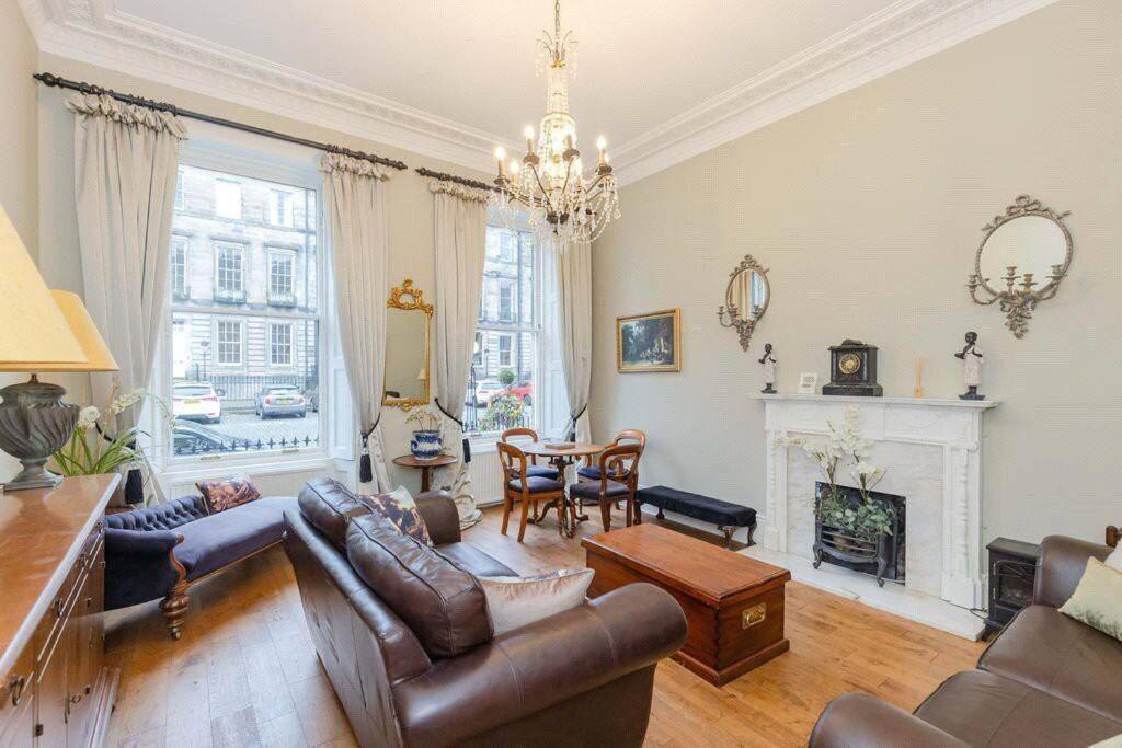 Maindoor Flat Nestled In Heart Of Stockbridge Appartement